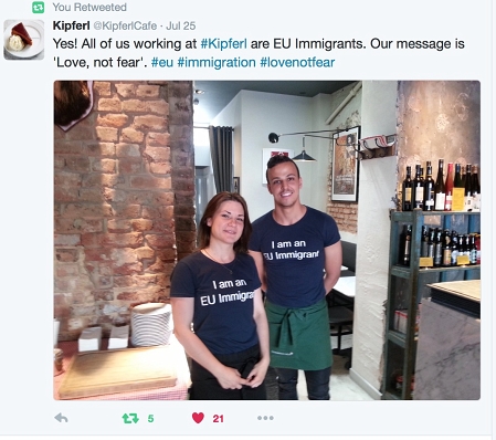 Mitarbeiter_innen des Café Kipferl mit Aufschrift "I am an EU immigrant"